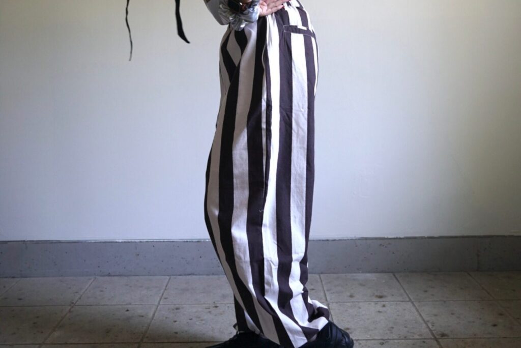 縦長ラインを強調し、スッキリと洗練された印象を与える、niokiオリジナルのストライプ柄ワイドパンツ