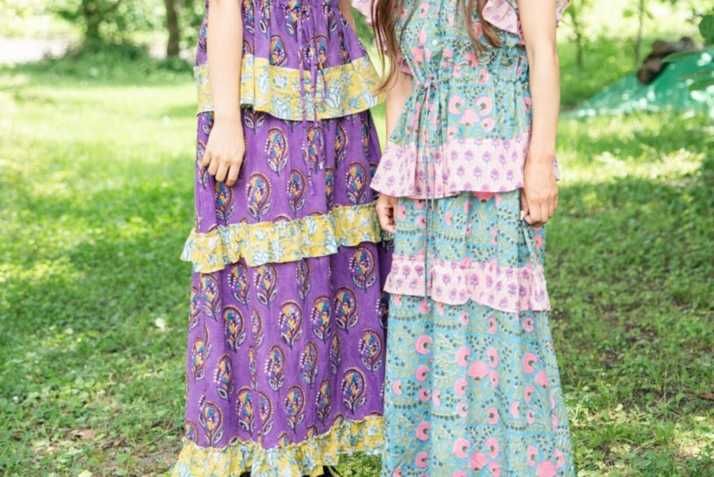 体のラインを拾わず、すとんと落ちるシルエットが特徴の、大人可愛いブロックプリントセットアップ(2柄)。