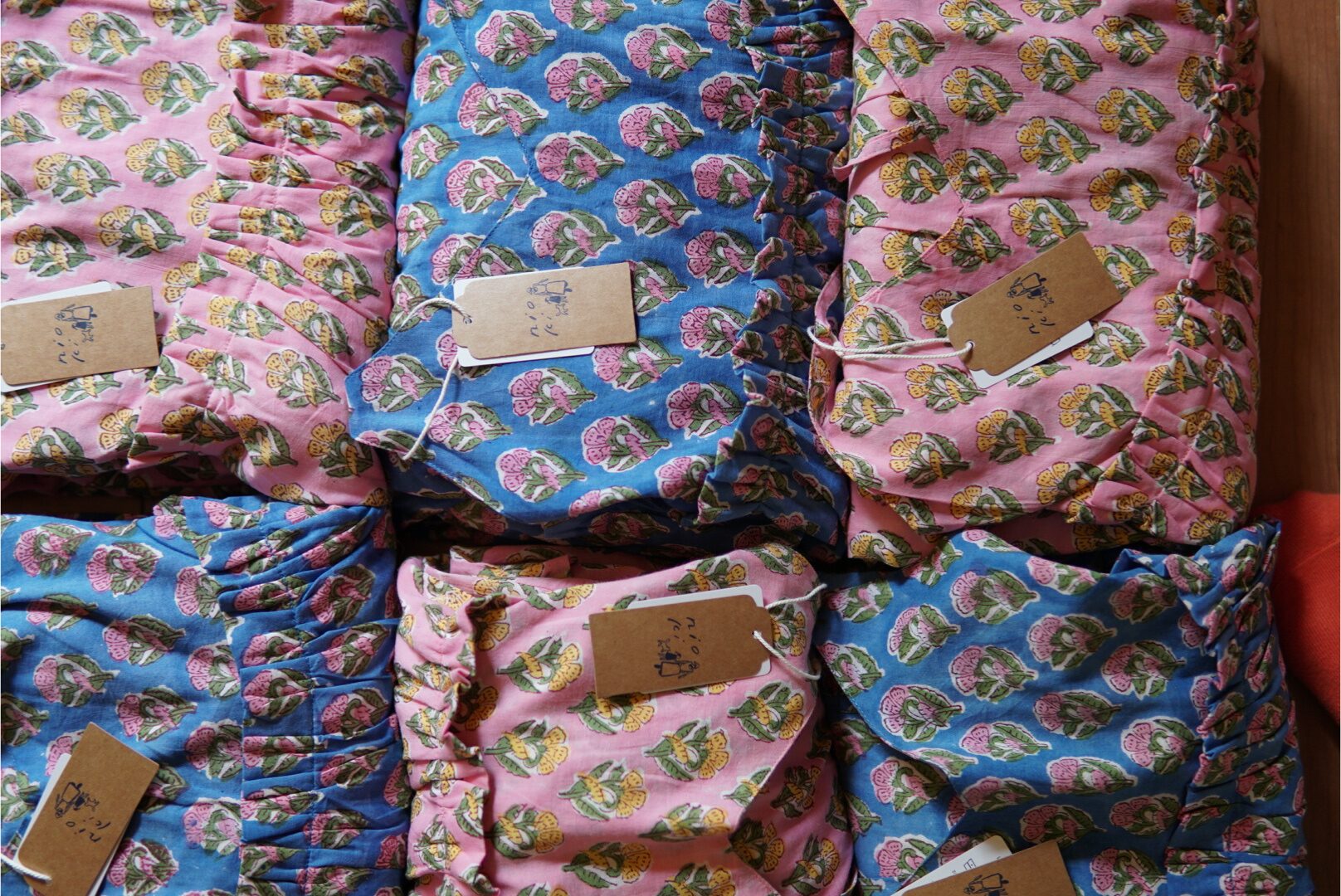 インド綿は色落ちする?長く愛用するための正しい洗濯方法とお手入れのコツ