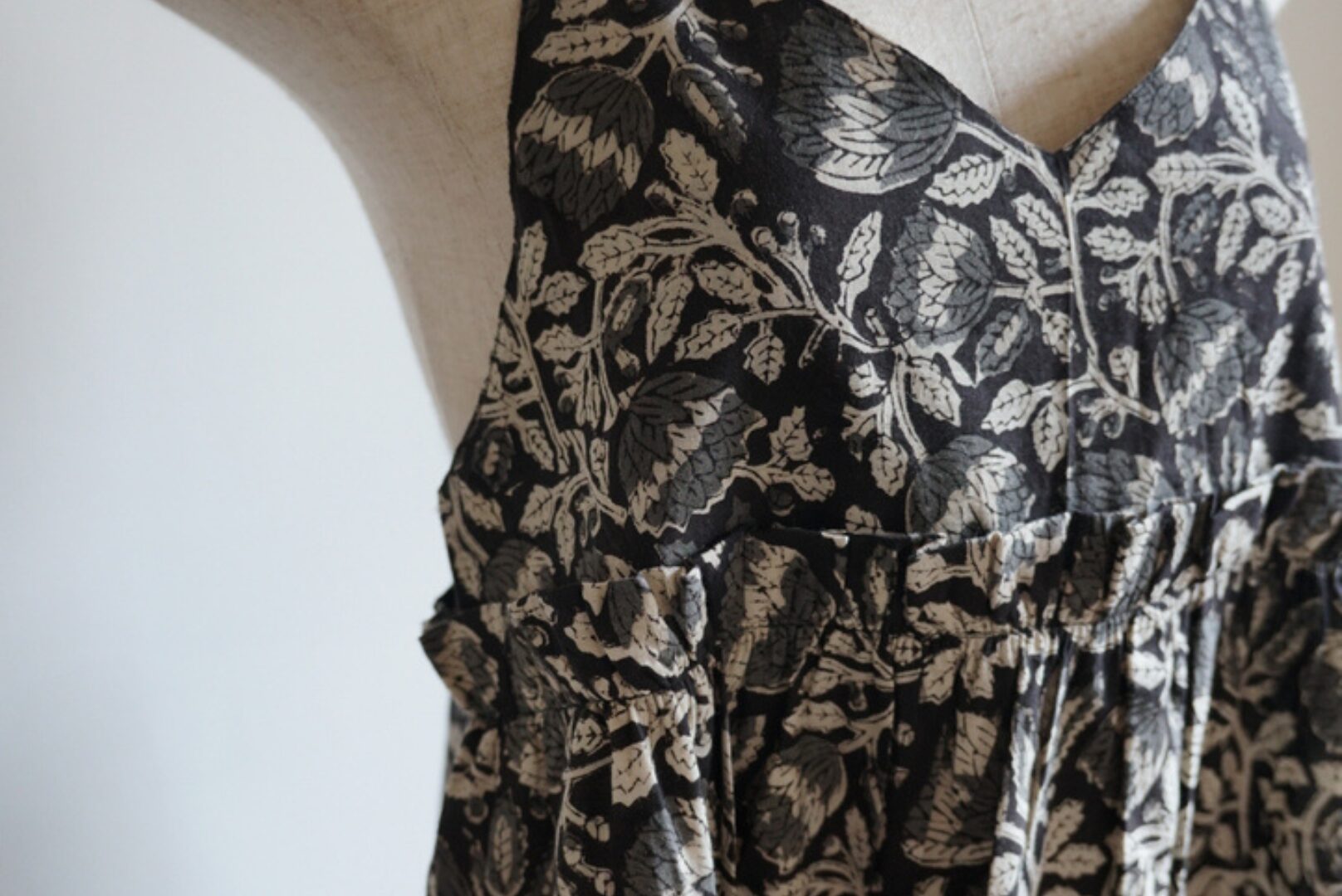 猛暑でも涼しく、品よく。大人こそ似合う『ブロックプリント』ワンピースと、ときめく夏の過ごし方