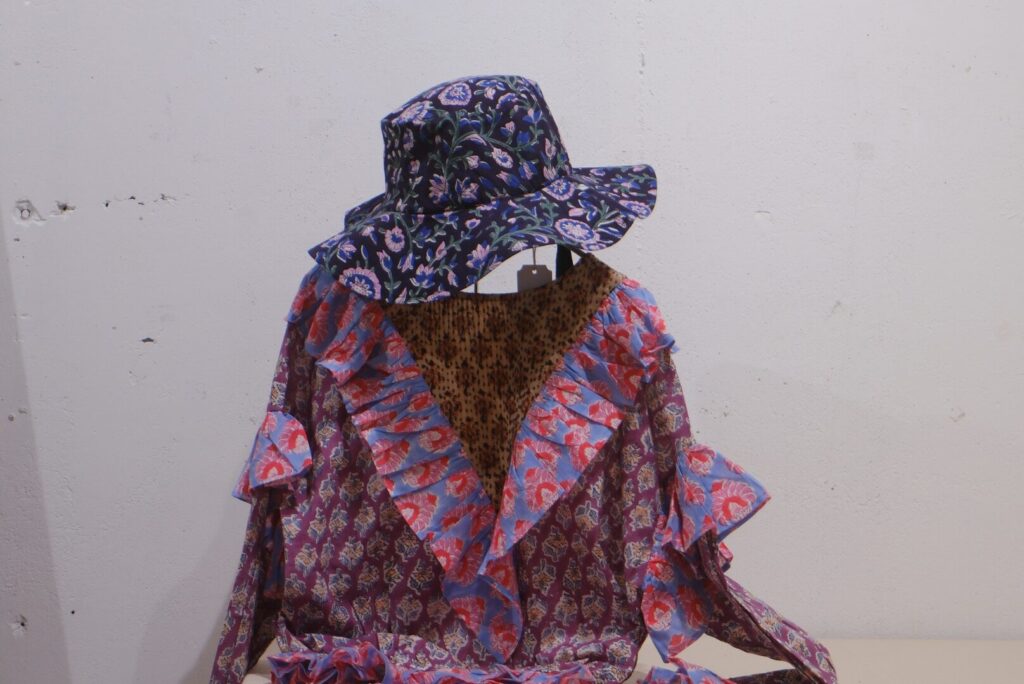 ブロックプリントのワンピースとハットを合わせた、夏の大人リゾートコーディネート。手抜きに見えない楽ちんスタイル。