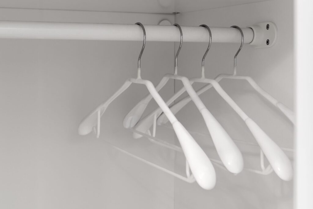 肩の型崩れを防ぐために、厚みのある太いハンガーを推奨
