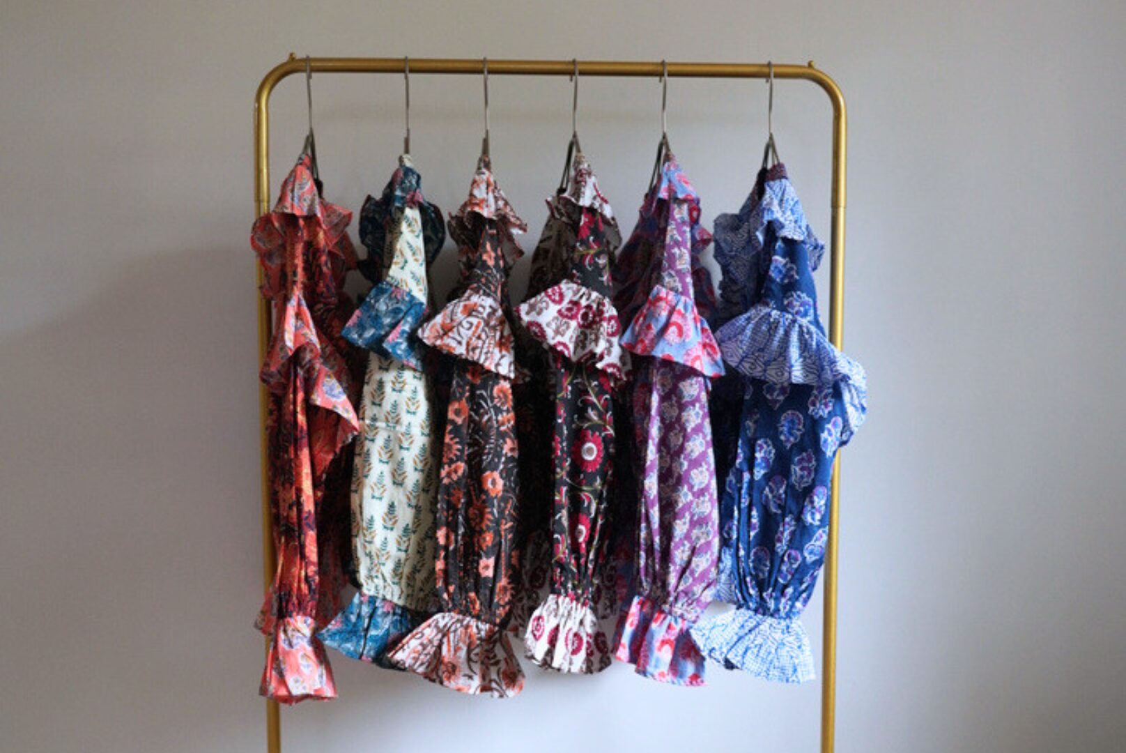 着痩せとオシャレを両立!パンツ派の大人女子に贈る「最高に動ける」カンタキルトブラウス